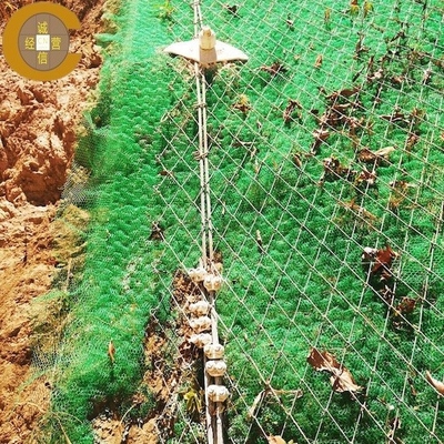 Rete di protezione da cadute di roccia per la barriera di sicurezza della pendenza